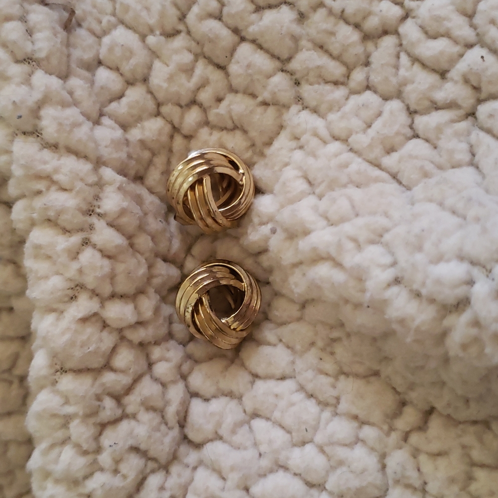 Like New Vintage Gold knot Post Earrings